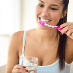 clinica dental zoco rivas. Chica se lava los dientes con flúor para evitar el sangrado de encías