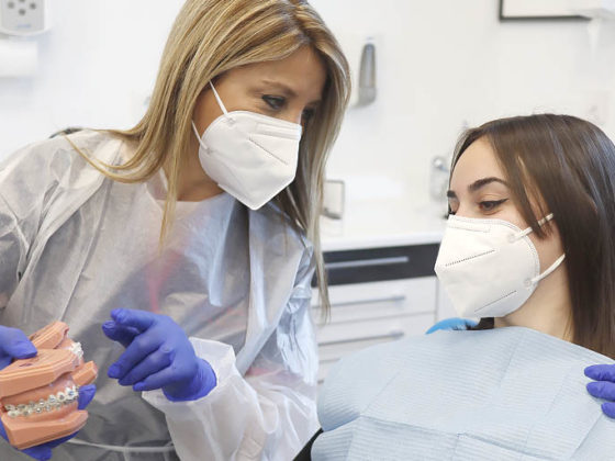 la doctora de la clinica dental en Rivas explicando cómo actuar ante una urgencia en ortodoncia