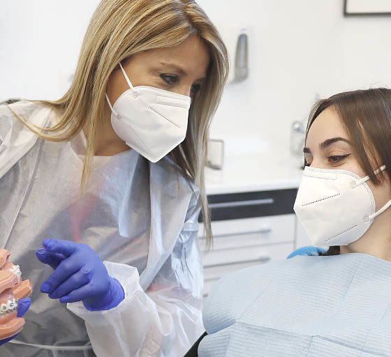 la doctora de la clinica dental en Rivas explicando cómo actuar ante una urgencia en ortodoncia
