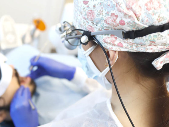 dentista de la clínica dental en Rivas Zoco Rivas, realizando un tratamiento para combatir la enfermedad de las encías