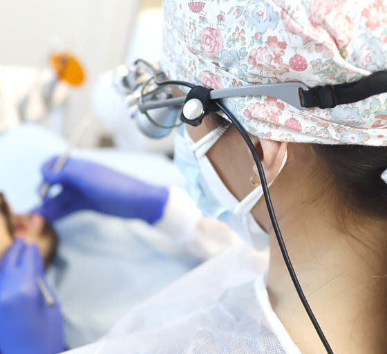 dentista de la clínica dental en Rivas Zoco Rivas, realizando un tratamiento para combatir la enfermedad de las encías