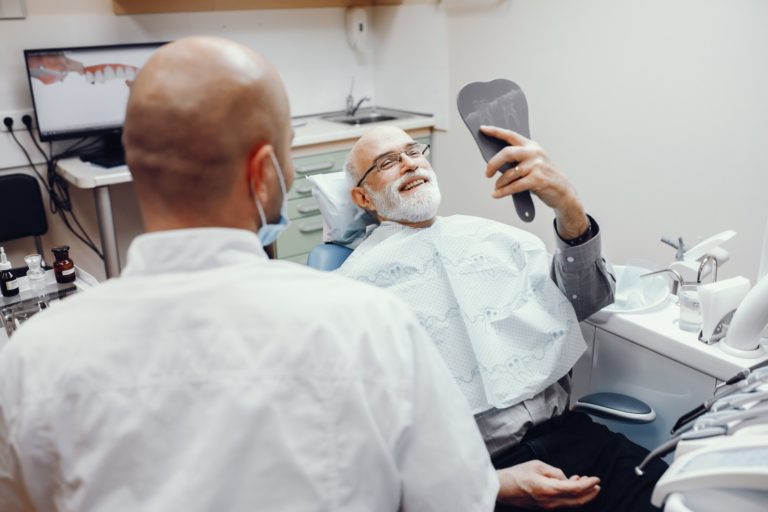 Clínica Dental Zoco Rivas. Paciente se decidió entre dentadura postiza e implantes dentales.