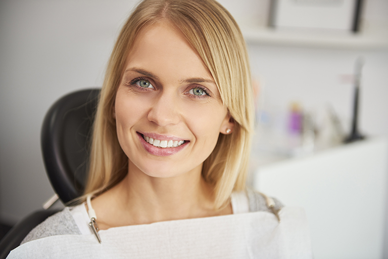 mujer consigue una sonrisa mas brillante con blanqueamiento dental