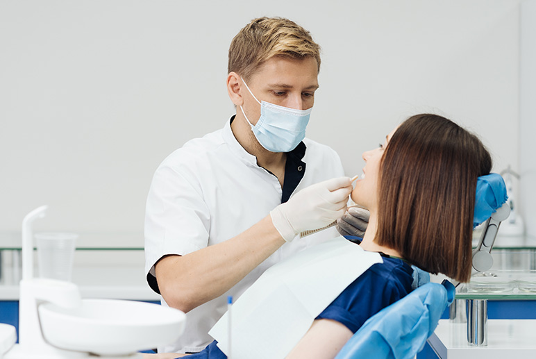 ¿Cómo reaccionan los implantes dentales en nuestra boca?