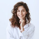 Mujer con seguridad sonriendo - Dentista barato en Rivas-Vaciamadrid - Clínica dental Zoco Rivas