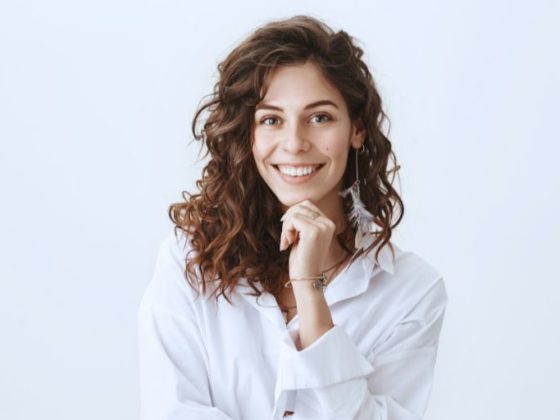Mujer con seguridad sonriendo - Dentista barato en Rivas-Vaciamadrid - Clínica dental Zoco Rivas