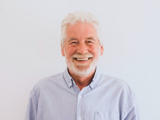 Hombre mayor sonriendo con implantes dentales - Implantes dentales para dentadura completa - Implantes Dentales en Rivas-Vaciamadrid