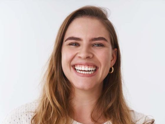 Mujer Sonriendo - Qué hay que saber sobre blanqueamiento dental - Zoco Rivas