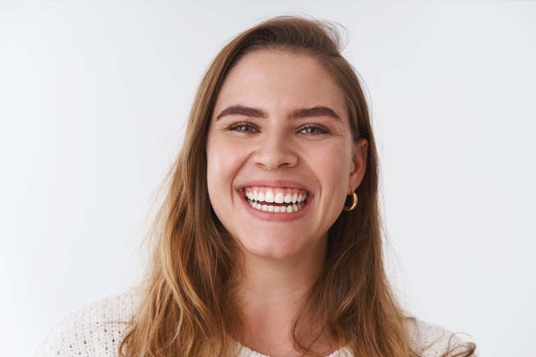 Mujer Sonriendo - Qué hay que saber sobre blanqueamiento dental - Zoco Rivas