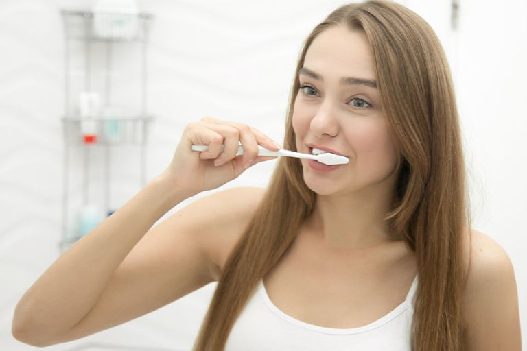 Mujer cuidando su salud oral - Manchas Dentales - Dentista en Rivas-Vaciamadrid